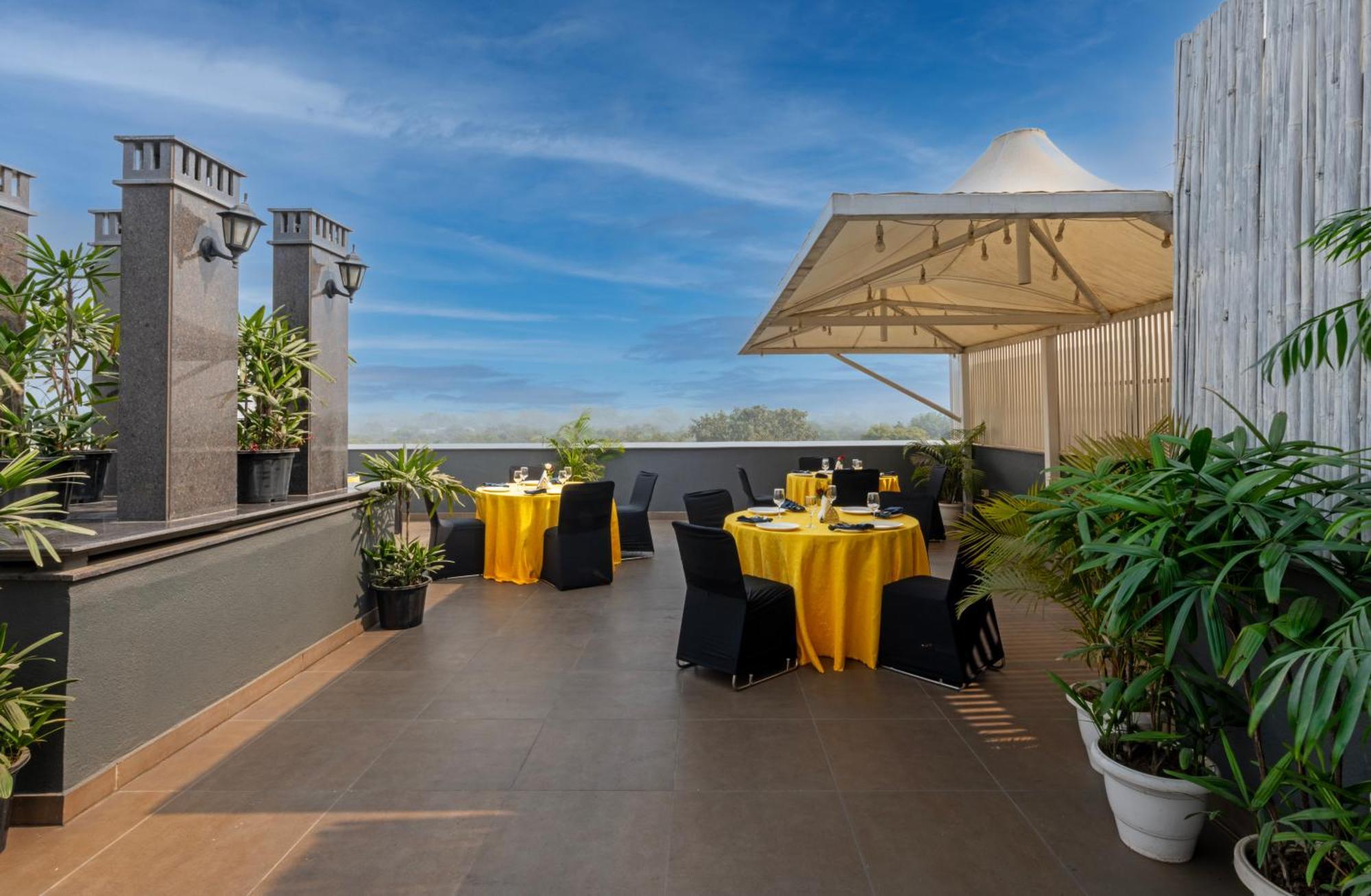 Hotel Saket 27 New Delhi Ngoại thất bức ảnh