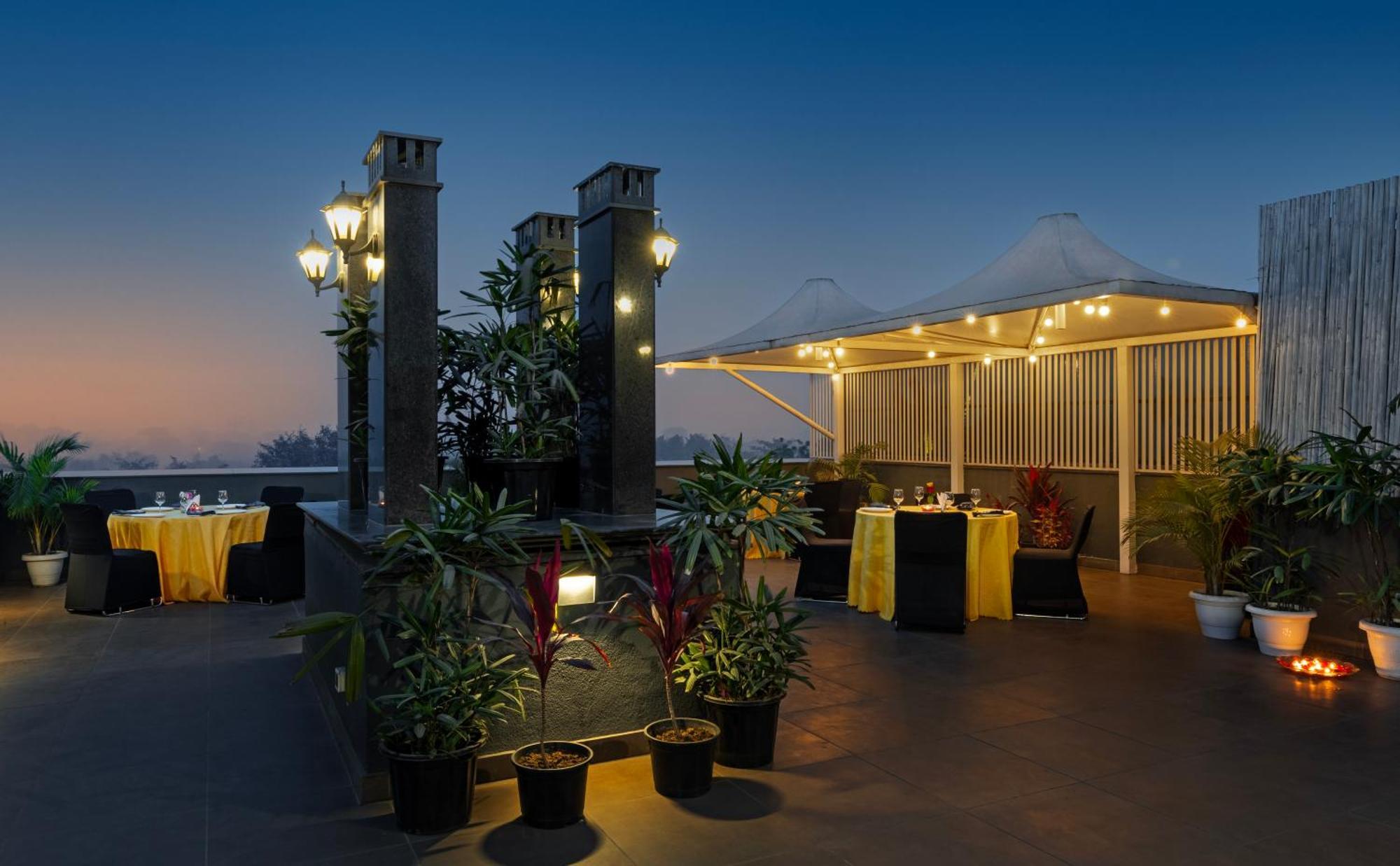 Hotel Saket 27 New Delhi Ngoại thất bức ảnh