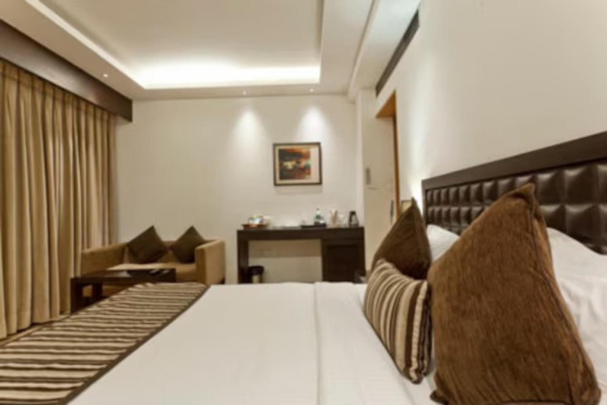 Hotel Saket 27 New Delhi Ngoại thất bức ảnh